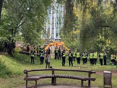 Несмотря на обещания КГГА: на Теремках снова рубят деревья, а Муниципальная охрана насильно оттягивает протестующих