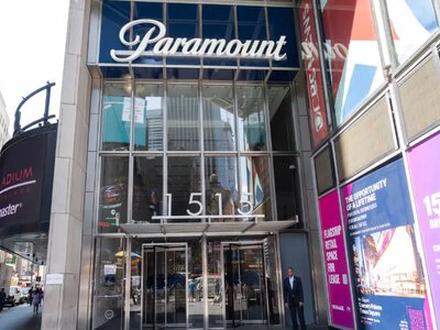 После месяцев споров слияние Paramount и Warner Bros. стоимостью 110 млрд долларов наконец сдвинулось с мёртвой точки