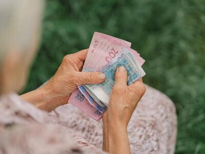 Пенсии 2027: считаем на сколько вырастут – и что заморозили в бюджете (видео)