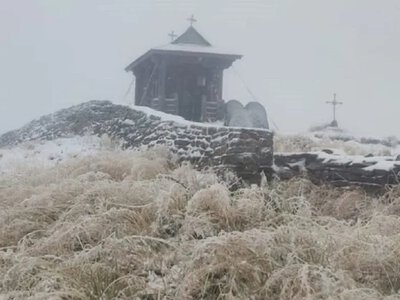 На горе Поп Иван выпал первый снег, температура опустилась до -1°C