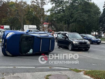 Серьезное ДТП на просп. Поля в Днепре: Daihatsu перевернулся на бок после столкновения с BMW
