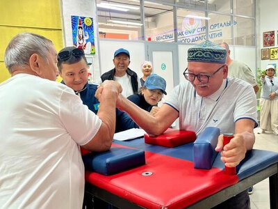 Астанада зейнеткерлер арасында қол күрестен командалық жарыс өтті