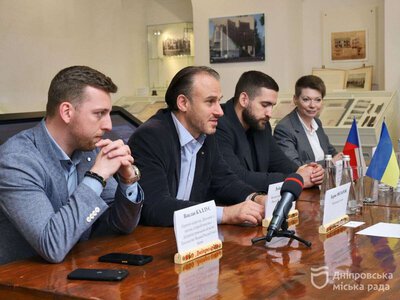 После ночного обстрела рф в Днепр на встречу с мэром Филатовым прибыл посол Чехии
