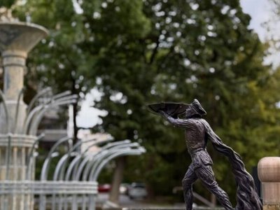 В Луцке установили две новые скульптуры кликунов: кто такие Иванко Чистый и Тарас Мокрый и что они символизируют