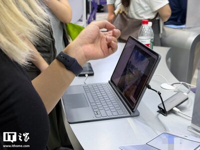 QwenBook: планшет-ноутбук с ШИ от Alibaba