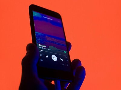 Spotify больше не позволит слушать музыку в день релиза, если у вас нет подписки