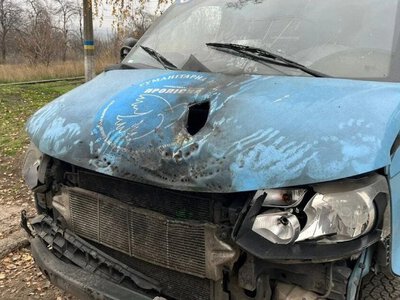 Россияне ударили прямо во время раздачи гуманитарки: дрон попал в авто волонтеров