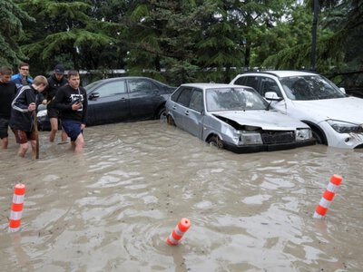 Крым накрыли сильные ливни, в ряде городов затопило улицы