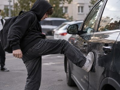 Ребенок разбил чужой автомобиль или устроил драку: какая ответственность ждет родителей