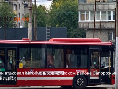 FPV-дрон атаковал автобус в Космическом районе Запорожья (ФОТО, ВИДЕО)