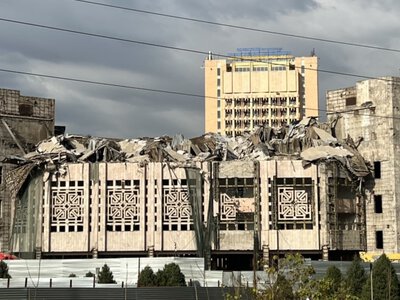 В КазНУ обрушилась крыша Дворца студентов. В вузе заявили о «плановых работах по демонтажу»