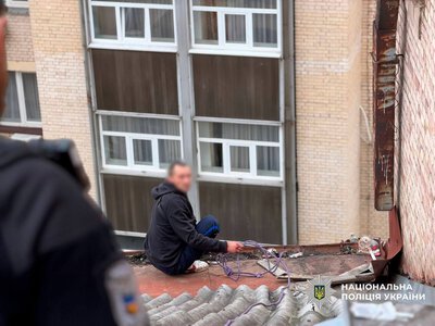 Захотел прыгнуть с крыши пятиэтажки возле Майдана Незалежности: полиция бросилась на спасение мужчины