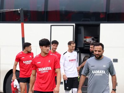 Komandanın sükanı arxasına keçdi, formal baş məşqçini köməkçi götürdü