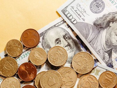 Доллар приблизился к рекорду: НБУ показал официальный курс валюты на 25 сентября