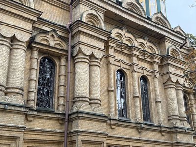 В Киеве в результате российской атаки повреждён 120-летний Свято-Покровский храм