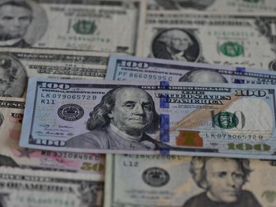 100 долларов: сколько это в гривнах в конце сентября 2023 года