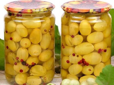 Виноград получается пикантным и хрустящим: как замариновать необычную закуску на зиму