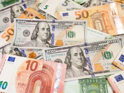 НБУ повысил официальный курс доллара до 44,97 гривны, евро продолжает дешеветь