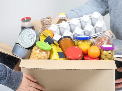 Гуманитарная помощь для ВПЛ: кто из пенсионеров может получить продуктовые наборы