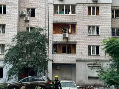 В Киеве дрон врезался в многоэтажный дом: погиб 14-летний мальчик, семь человек пострадали