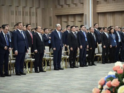  Участники форума «Казахстан – Китай» почтили память погибших военнослужащих минутой молчания 