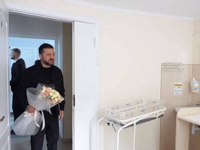 Зеленский приехал в роддом после атаки РФ и поздравил семью