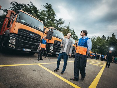 Каха Каладзе переоделся в дворника и показал новые мусоровозы для Тбилиси