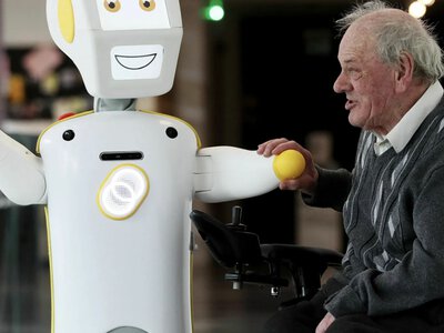  Роботы вместо одиночества: как ИИ пытаются подключить к уходу за людьми с Альцгеймером 
