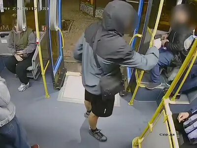 Сначала нож, затем пять выстрелов в троллейбусе: в Николаеве конфликт закончился стрельбой (видео)