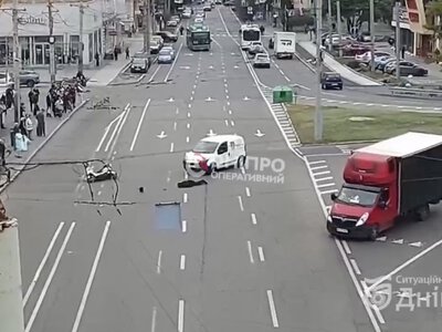В Днепре возле «Мост Сити» сбили курьера на мопеде: видео момента ДТП
