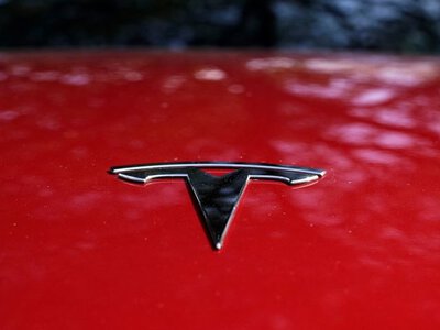 Tesla начала коммерческие поставки электрогрузовиков Semi спустя девять лет после анонса