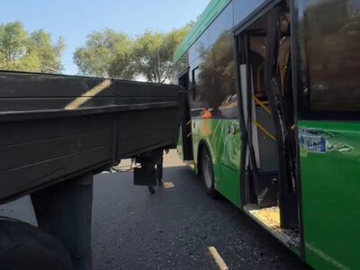  Четыре человека пострадали в ДТП с автобусом и двумя грузовиками в Алматы 