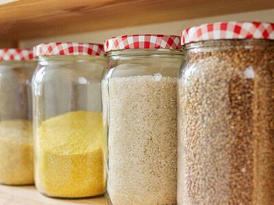 Срок годности истек: какие продукты еще можно есть, а какие следует немедленно выбросить