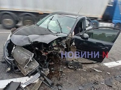 На трассе Одесса — Николаев столкнулись Mazda и Volkswagen: сильные повреждения