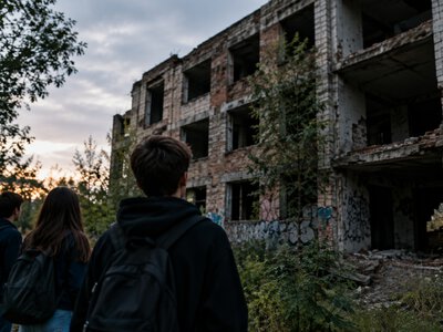 Веселые приключения или опасная ловушка: детей и родителей предупредили о заброшках в Днепре