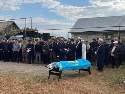 Сегодня, 26 сентября, состоялись похороны военнослужащих из Западно-Казахстанской области, погибших в результате трагического происшествия в Мангистауской области