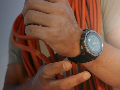 Amazfit T-Rex Dual Solar може працювати тижнями: годинник заряджається сонцем з обох боків корпусу