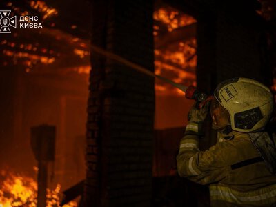 После атаки в Киевской области вспыхнул логистический центр: город накрыл густой дым.
