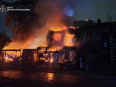 В Днепре ночью пожар уничтожил дом на проспекте Нигояна