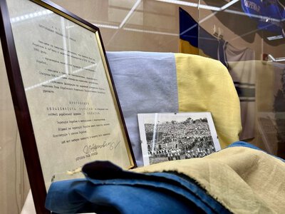 «Прапор – на раду!»: у Запоріжжі 35 років тому вперше підняли синьо-жовтий стяг над облрадою