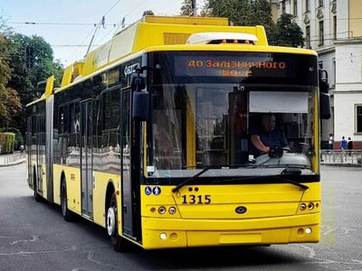 Дорога перекрыта: в Киеве возникли проблемы с движением троллейбуса №42