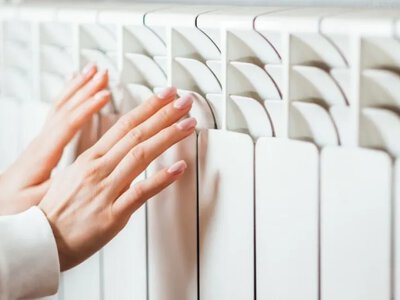 Що поставити за батареєю, щоб у кімнаті стало тепліше