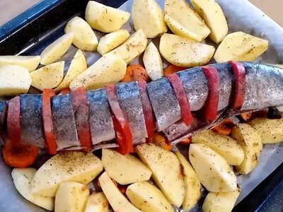 Скумбрія з овочами не потребує складного маринаду: духовка робить рибу соковитою, а овочі — ароматними