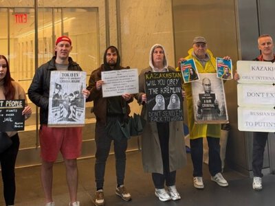 В Нью-Йорке прошла акция против экстрадиции из Казахстана российских активистов Мовлаева и Емельяновой