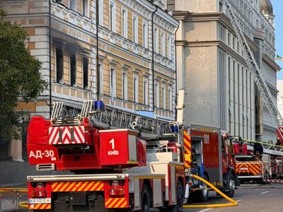 В центре Киева дрон рф попал в здание НАНУ, вспыхнул пожар: есть погибшие и раненые