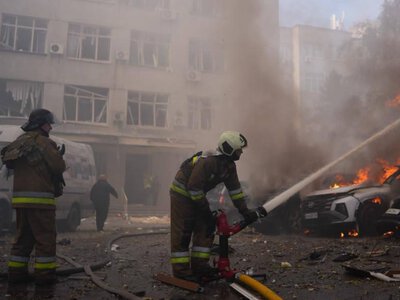 Километры черного дыма: в Киеве горит медицинский центр, - ВИДЕО