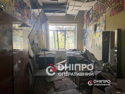 Обломки, выбитые окна и поврежденный потолок: как выглядит спортшкола с 50-летней историей после удара рф по Днепру