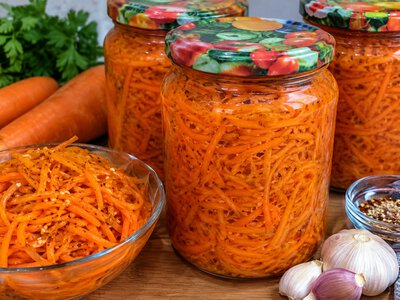 Морква по-корейськи на зиму залишається хрумкою: гаряча олія розкриває спеції, а банки стерилізують 15 хвилин