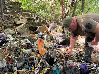 После сильных ливней мусор со свалки оказался в Южном Буге: в Николаевской области экологи взяли пробы