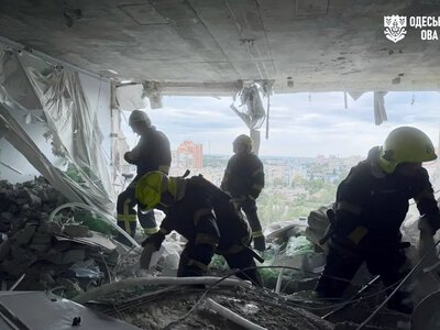 Удар по жилому дому в Одессе: разрушенные квартиры и раненые (фоторепортаж)